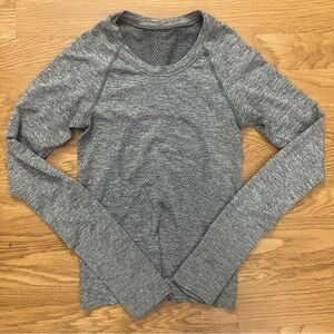 Lululemon Swiftly tech long sleeve shirt size-0 color- slate/white